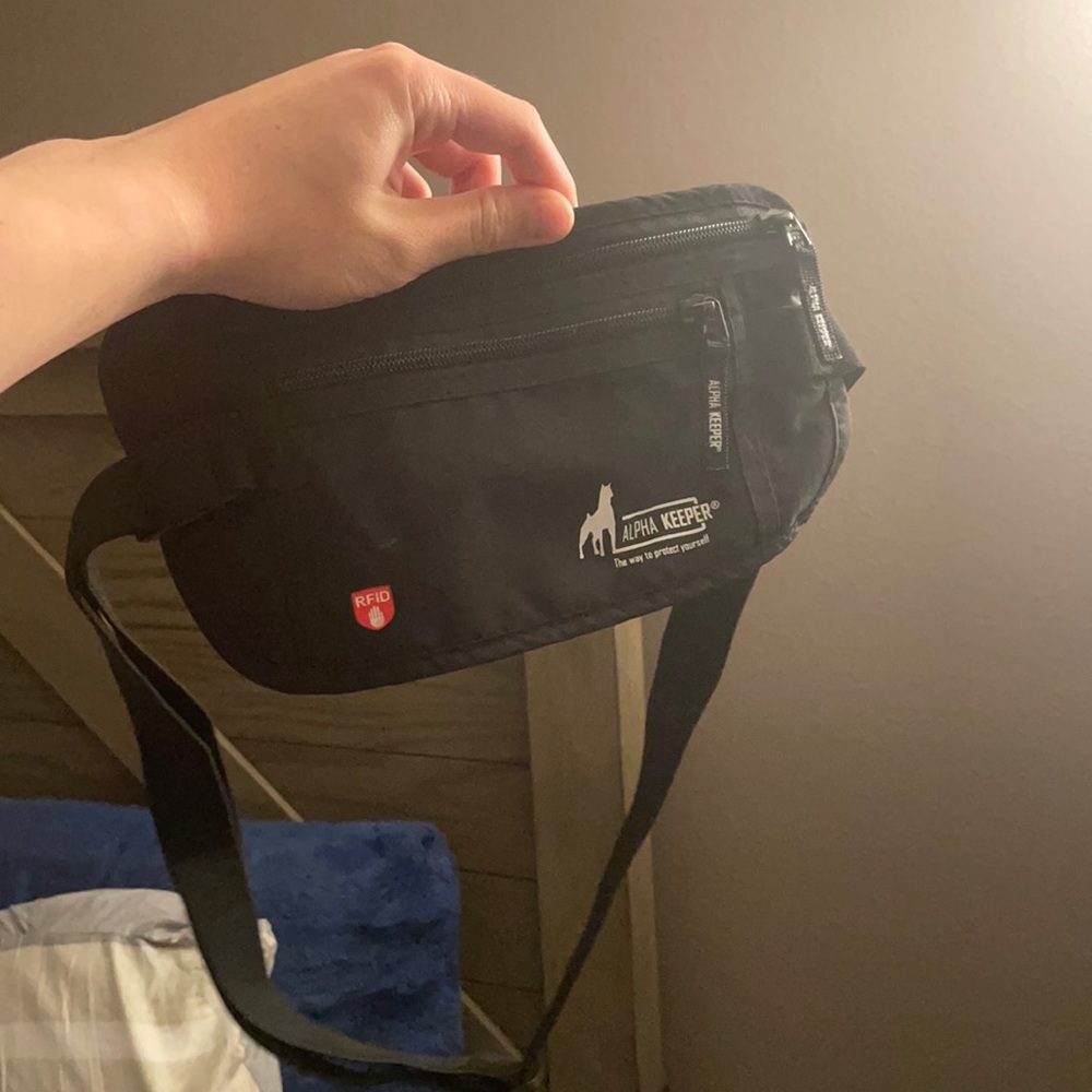 Alpha Keeper Fanny Back to Hide Belongings